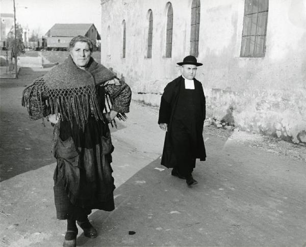 Benevento. La strega - Maria Domenica cammina per le vie della città - prete