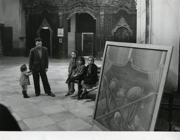 Italia del Sud. Italia Magica - Puglia - Putignano - chiesa - bambini - uomo - quadro con raffigurati teschi e simbologia della morte