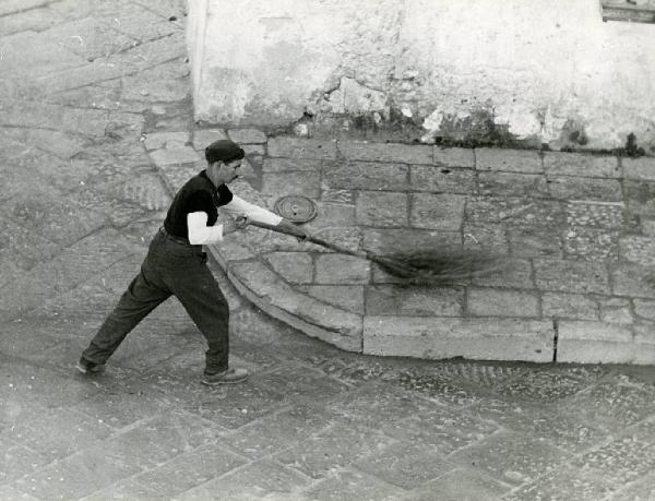 Sud Italia - Gaeta. Lo spazzino volante - Giuseppe Miccoli - Pipino - scopa