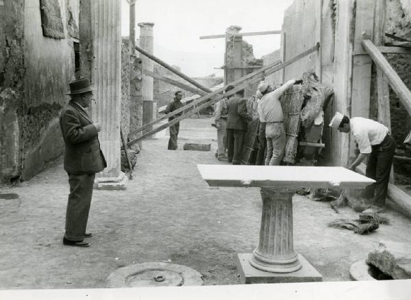 Italia del Sud. Pompei - Amedeo Maiuri mentre osserva i lavori - ricerche - scavi - lavoratori