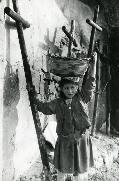 Sud Italia - croci in legno - bambina con cesto sulla testa