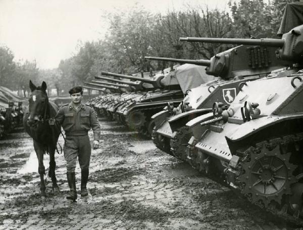 Milano (?) - Gorizia Cavalleria (?) - cavallo Albino e un militare - carriarmati