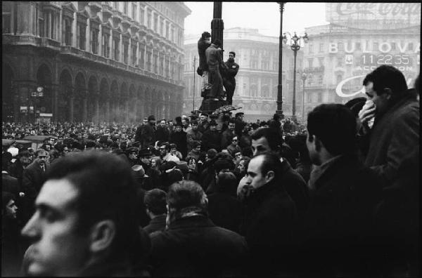 Milano - piazza Duomo - funerali delle vittime della strage di Piazza Fontana - folla di cittadini