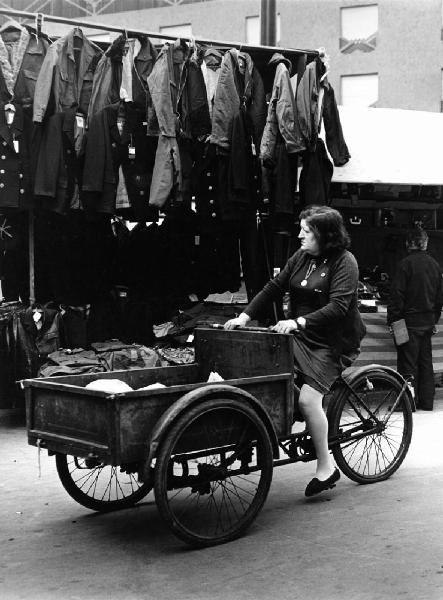 Fiera di Sinigaglia. Milano - Mercatino - Ritratto femminile - Donna su bicicletta da carico