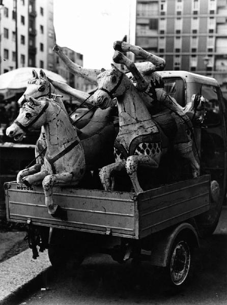 Fiera di Sinigaglia. Milano - Mercatino - Apecar con cavalli da giostra nel cassone