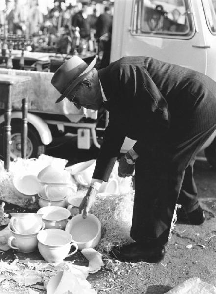 Fiera di Sinigaglia. Milano - Mercatino - Ritratto maschile - Anziano tra vasi in ceramica