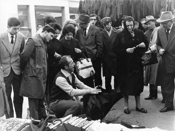 Fiera di Sinigaglia. Milano - Mercatino - Bancarella - Uomo ambulante - Dimostrazione in pubblico con ombrello