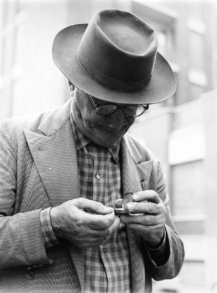 Fiera di Sinigaglia. Milano - Mercatino - Ritratto maschile - Uomo con orologio da taschino, a cipolla - Cappello