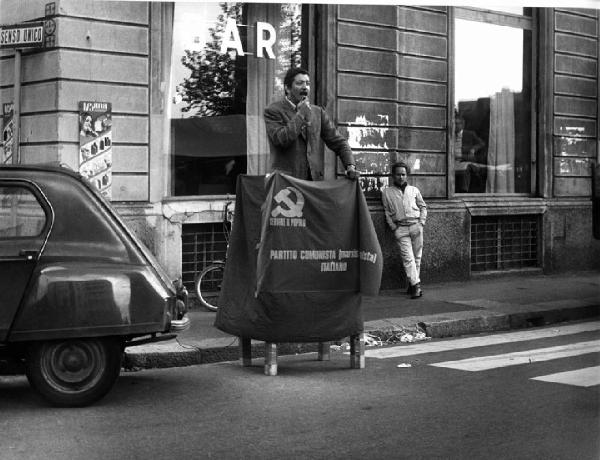 Fiera di Sinigaglia. Milano - Ritratto maschile - Uomo - Comizio - Partito Comunista (marxista-leninista) Italiano