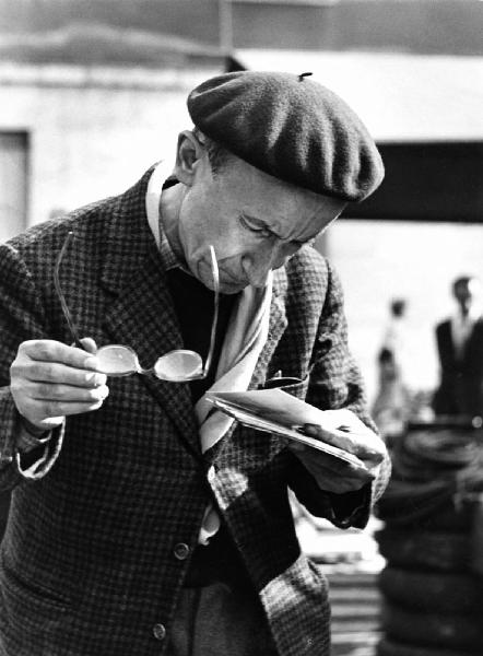 Fiera di Sinigaglia. Milano - Mercatino - Ritratto maschile - Uomo con cappello: basco in lana - Occhiali in una mano - Lettura