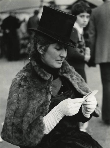 Fiera di Sinigaglia. Milano - Mercatino - Ritratto femminile - Donna con cappello: cilindro, guanti, pelliccia - Carte in mano