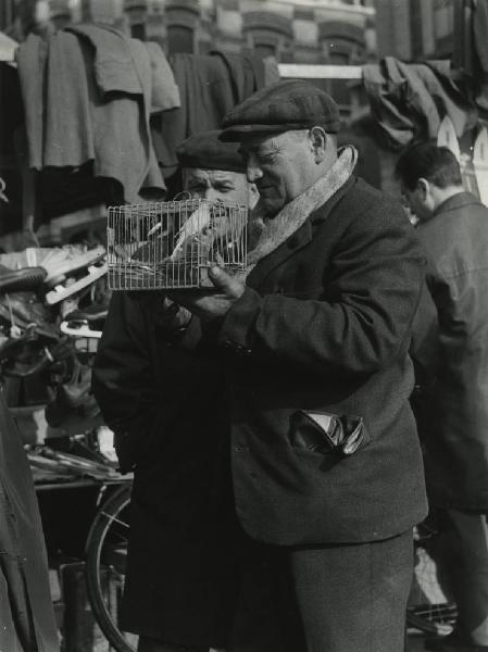 Fiera di Sinigaglia. Milano - Mercatino - Ritratto maschile - Anziano con uccello in gabbia, canarino