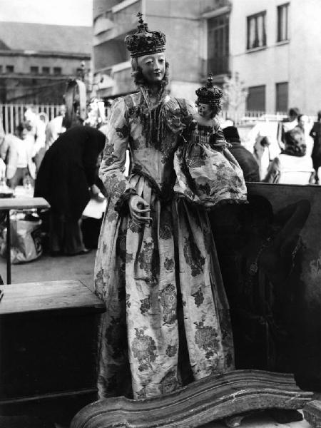 Fiera di Sinigaglia: Cose. Milano - Mercatino - Banco di un rigattiere - Statua Madonna con bambino con corone
