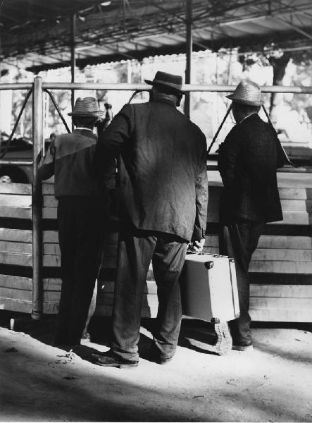 Luna park. Milano - Luna park - Giostra, autoscontri - Ritratto di gruppo - Ragazzo di spalle e due uomini di cui uno con valigia - Cappelli