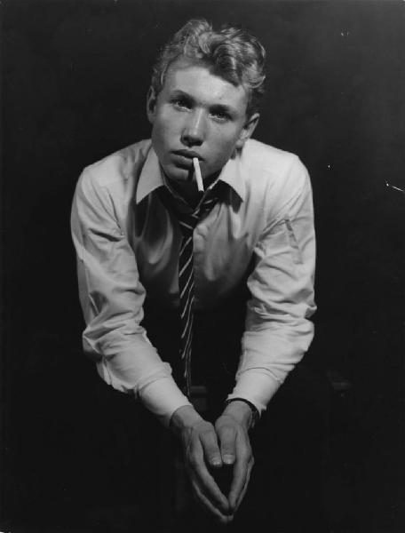 Giovani. Ritratto maschile - Ragazzo con camicia e cravatta e sigaretta in bocca
