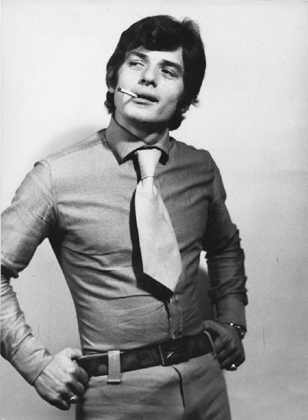 Giovani. Ritratto maschile - Ragazzo, camicia, cravattino, mani alla cintura e sigaretta in bocca