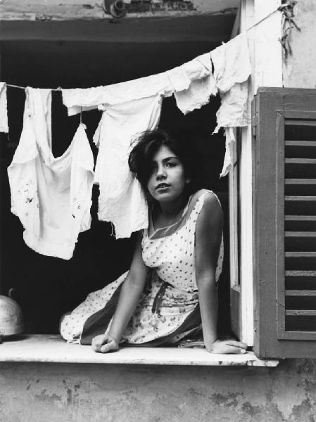 Napoli: Vicoli. Napoli - Vicoli - Ritratto femminile - Ragazza seduta sulla finestra - Panni stesi: bucato