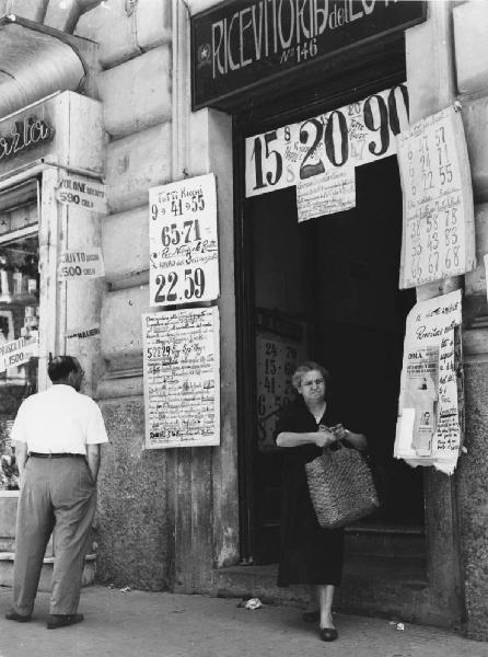 Napoli: Fortuna. Napoli - Esterno - Ricevitoria del Lotto - Ritratto femminile - Anziana, uomo di spalle - Tabellone