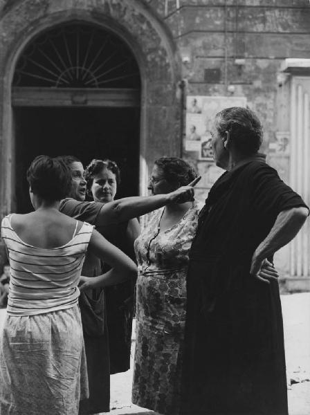 Napoli: Incontri scontri. Napoli - Vicoli - Ritratto di gruppo - Donne, anziana con braccio puntato verso un'altra