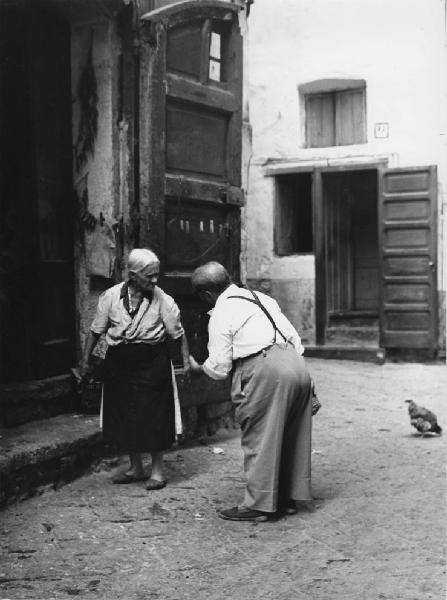 Napoli: Incontri scontri. Napoli - Vicoli - Ritratto di coppia - Anziana con anziano - Gallina
