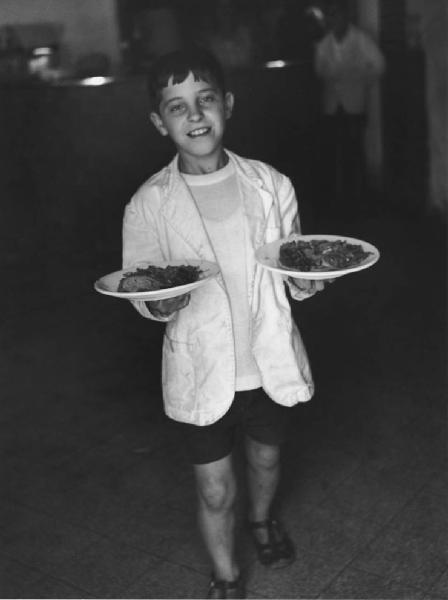 Napoli: Scugnizzi, si lavora. Napoli - Interno - Ritratto infantile - Bambino cameriere con piatti da portata in mano - Ristorante