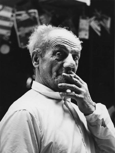 Napoli: Volti figure, uomo. Napoli - Ritratto maschile - Anziano con sigaretta in bocca - Mano - Fumo