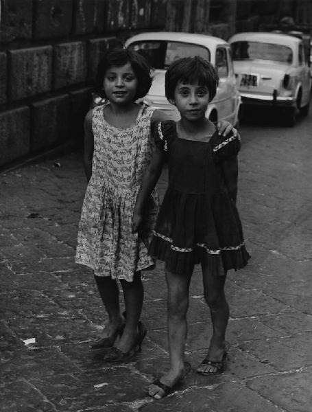 Napoli: Volti figure, ragazze. Napoli - Ritratto infantile - Bambine con scarpe da donna con tacco - Gioco