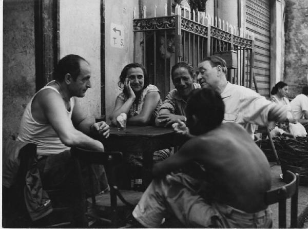 Napoli: Conversazioni. Napoli - Vicoli - Anziani seduti attorno a un tavolo