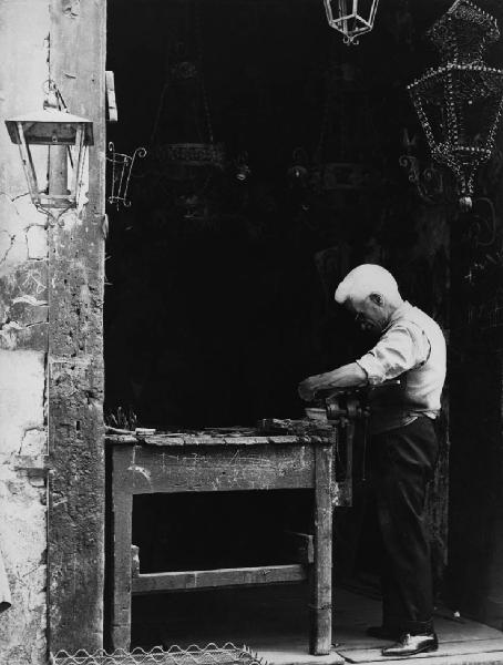 Napoli: Lavoro. Napoli - Vicoli - Ritratto maschile - Anziano fabbro al banchetto - Lampadari appesi