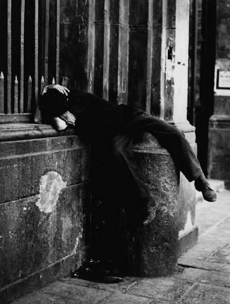 Napoli: Riposo. Napoli - Piazza del Plebiscito - Ritratto maschile - Ragazzo sdraiato su un paracarro e un pilastro - Riposo