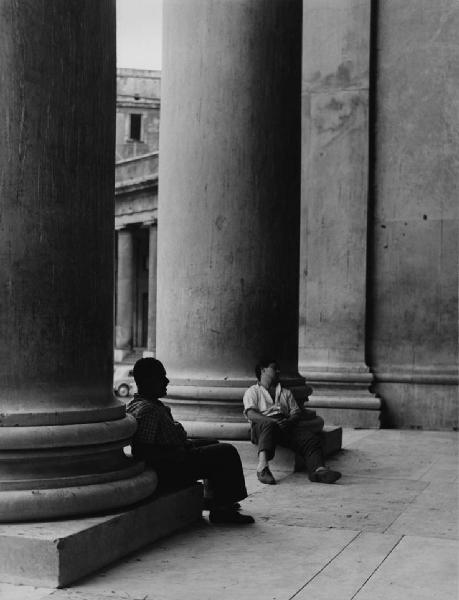 Napoli: Riposo. Napoli - Piazza del Plebiscito - Ritratto maschile - Uomini sui basamenti delle colonne - Riposo