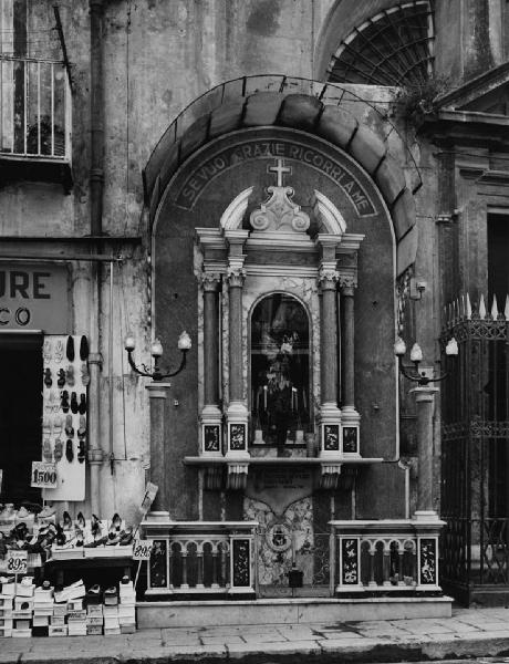 Napoli: Altarini. Napoli - Vicoli - Edicola votiva - Cappella adiacente a una chiesa - Negozio di scarpe - Religione