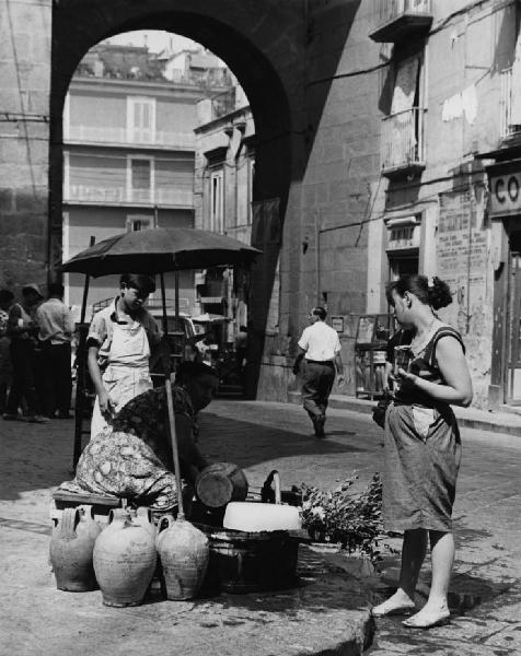 Napoli: Commercio. Napoli - Strada - Venditore ambulante di limonate: donna - Ragazza - Bambino con grembiule - Ombrello
