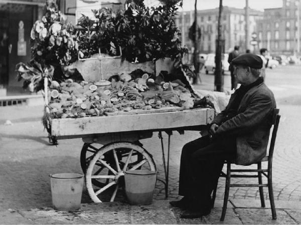 Napoli: Commercio. Napoli - Strada - Anziano venditore ambulante di cibo - Carretto
