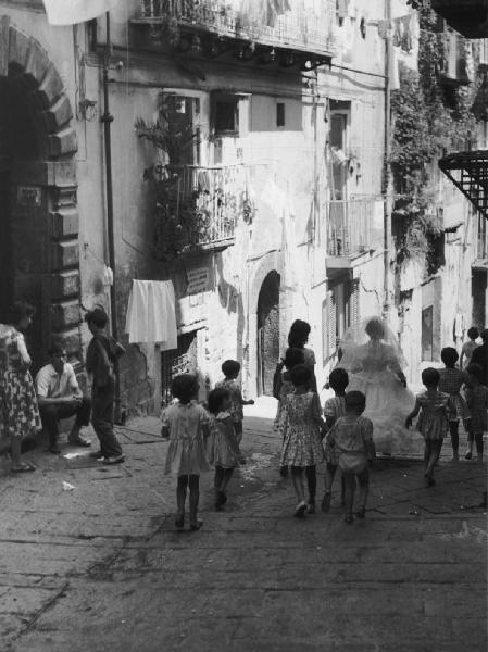 Napoli: Scene di vita varie. Napoli - Vicoli - Prima comunione - Corteo di bambini