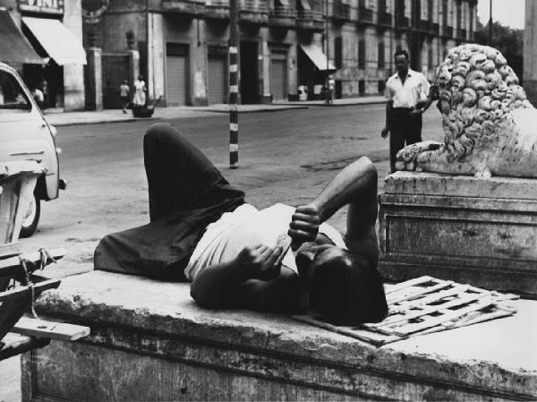 Napoli: Scene di vita varie. Napoli - Strada - Ritratto maschile - Ragazzo sdraiato su muretto con biglietto in mano - Lettura - Statua di leone