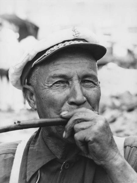 Napoli: Scene di vita varie. Napoli - Esterno - Ritratto maschile - Anziano con cappello da marinaio
