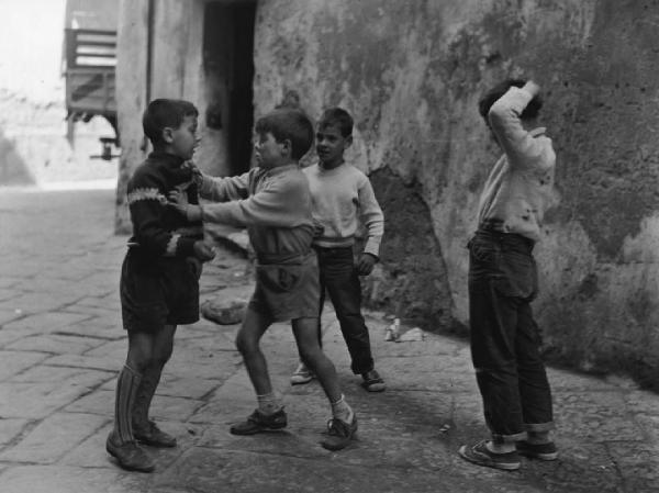 Napoli: Scene di vita varie. Napoli - Vicoli - Ritratto di gruppo - Bambini - Lotta