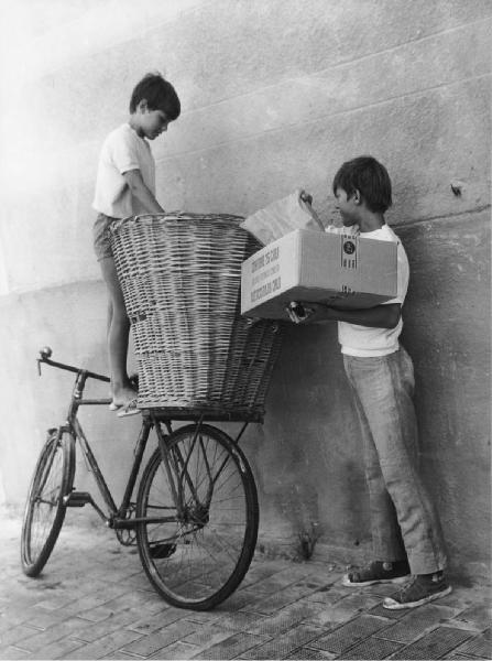 Napoli: Scene di vita varie. Napoli - Ritratto infantile - Bambini - Bicicletta - Cesto di vimini