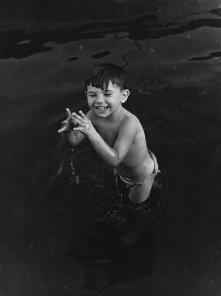 Napoli: Bimbi, soli. Napoli - Mare - Ritratto infantile - Bambino in costume nell'acqua - Bagno
