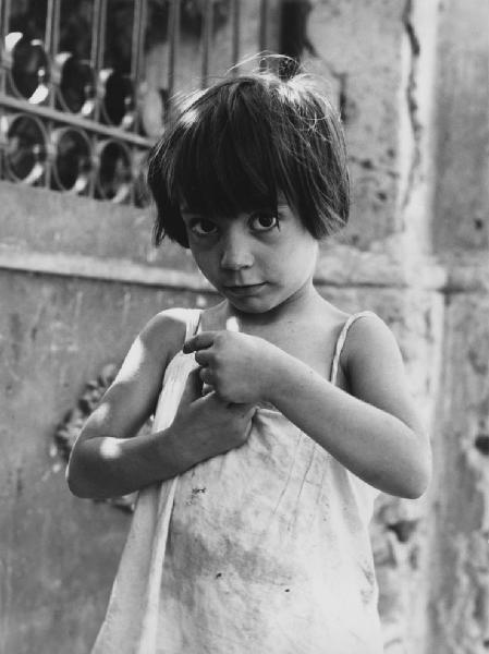 Napoli: Bimbi, soli. Napoli - Esterno - Ritratto infantile - Bambina con mani davanti al petto