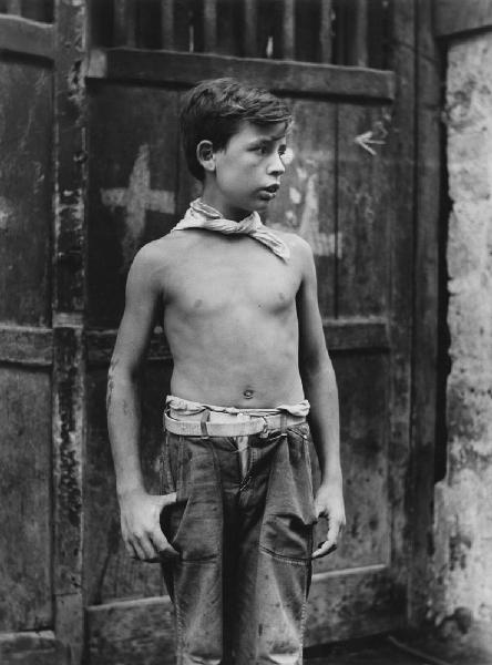 Napoli: Bimbi, soli. Napoli - Esterno - Ritratto infantile - Bambino a torso nudo con jeans e foulard alla gola
