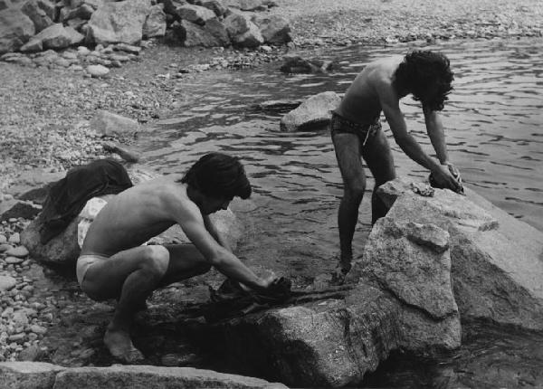 Festival Pop. Zerbo - Festival pop di Re nudo - Fiume Po - Ragazzi in costume da bagno - Lavaggio a mano del bucato