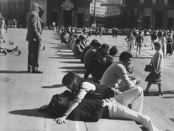 Piazza Duomo: Amore. Milano - Piazza del Duomo - Ragazzi sui gradini e coppia sdraiata