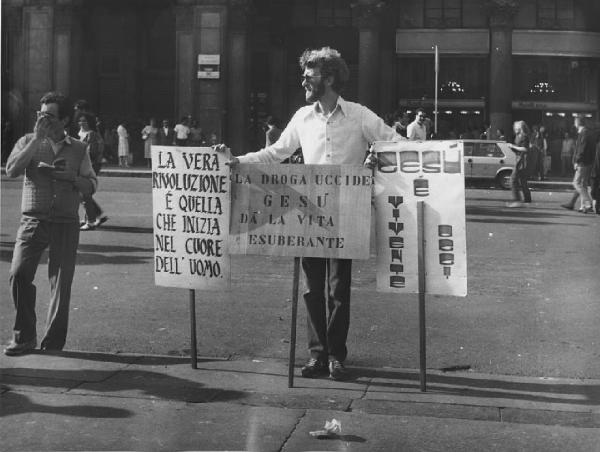 Piazza Duomo: Scritti. Milano - Piazza del Duomo - Ragazzo con cartelli religiosi