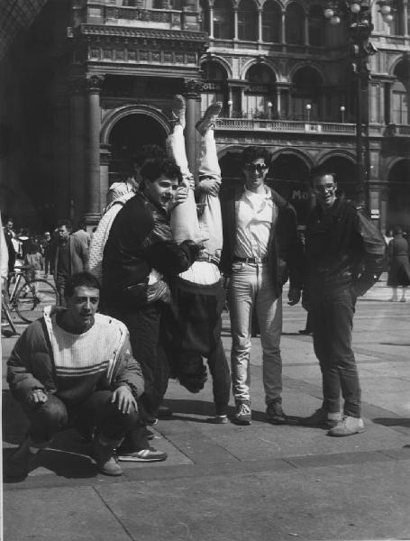 Piazza Duomo: La foto. Milano - Piazza del Duomo - Galleria Vittorio Emanuele - Ritratto di gruppo - Ragazzi - Gioco, verticale