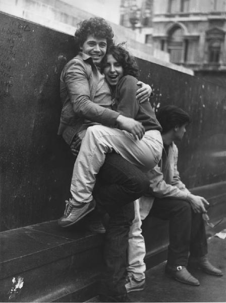 Piazza Duomo: Amore. Milano - Piazza del Duomo - Monumento a Vittorio Emanuele II - Ritratto di coppia - Ragazzi - Abbraccio