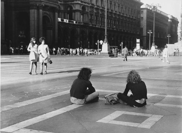 Mondo Beat. Milano - Piazza del Duomo - Galleria Vittorio Emanuele - Ragazzi seduti a terra