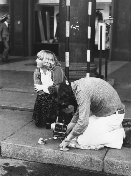 Piazza Duomo: La foto. Milano - Piazza del Duomo - Ritratto di coppia - Ragazza e ragazzo con macchina fotografica e cavalletto