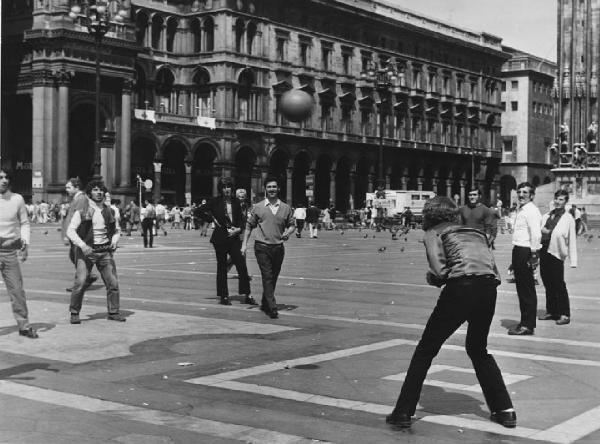 Piazza Duomo. Milano - Piazza del Duomo - Galleria Vittorio Emanuele - Ragazzi con pallone - Gioco